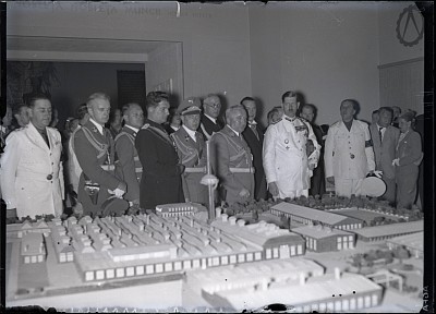 Regele Carol al II-lea în mijlocul delegațiilor participante la deschiderea Expoziției Internaționale „Muncă și Voe Bună”