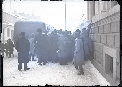 Mașina de transport penitenciar care îl transportă pe inculpatul Florescu, acuzat în crima din Calea Șerban-Vodă