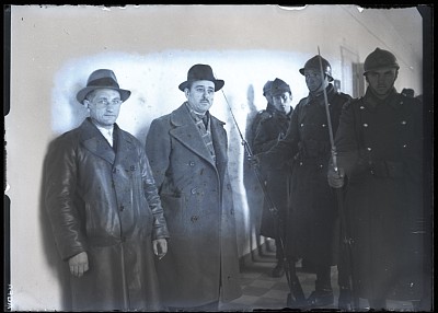 Béla Tőkés și Romulus Gabriel Culda, asasinii lui Goldschläger, aduși sub escortă la Tribunalul Militar