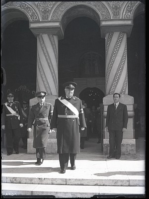 Constantin Argetoianu și Gheorghe Tătărescu alături de membrii Frontului Renașterii Naționale în fața Catedralei Patriarhale