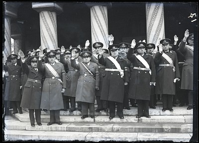 Membrii Frontului Renașterii Naționale în fața Catedralei Patriarhale