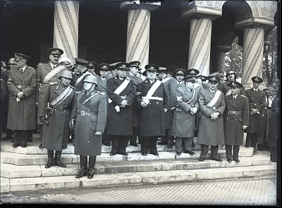 Membrii Frontului Renașterii Naționale în fața Catedralei Patriarhale