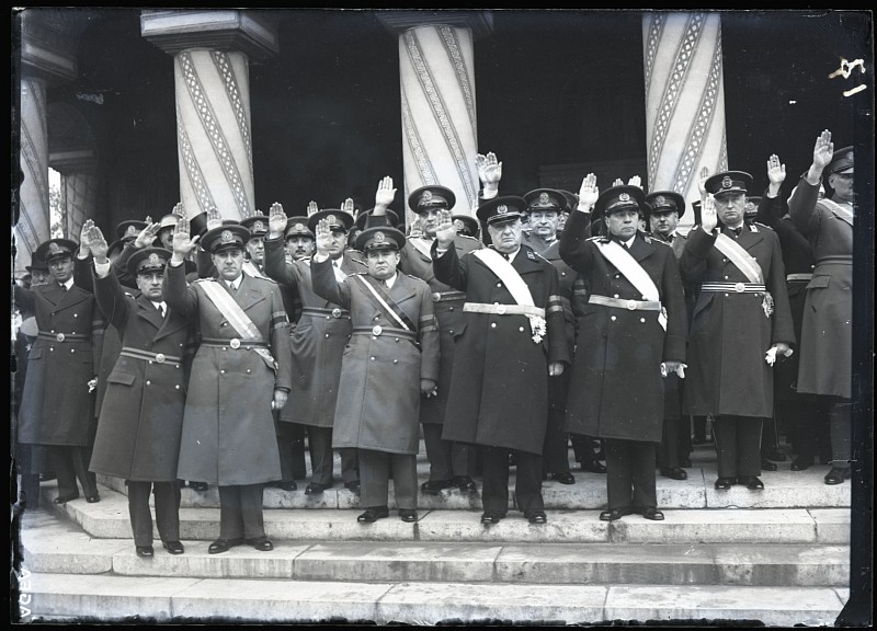 Membrii Frontului Renașterii Naționale în fața Catedralei Patriarhale