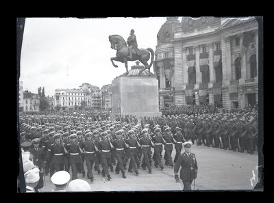 Paradă militară de Ziua Regalității, desfășurată în fața Bibliotecii Centrale Universitare „Carol I” din București