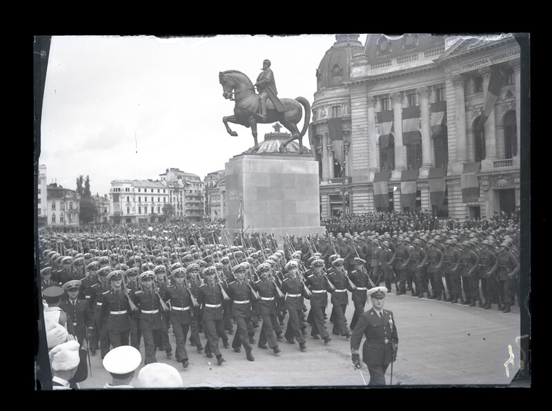 Paradă militară de Ziua Regalității, desfășurată în fața Bibliotecii Centrale Universitare „Carol I” din București