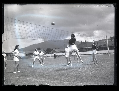 Meci de volei feminin în aer liber