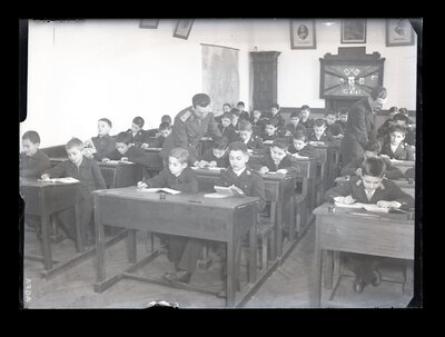 Interior din cadrul unei ore de curs la școala primară