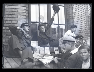 Grup de tineri, vânzători de manuale școlare