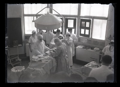 Scenă medicală dintr-o sală de operație din București