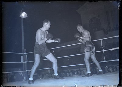 Ilie Petrescu și Vasile Șerbănescu în timpul meciului de box