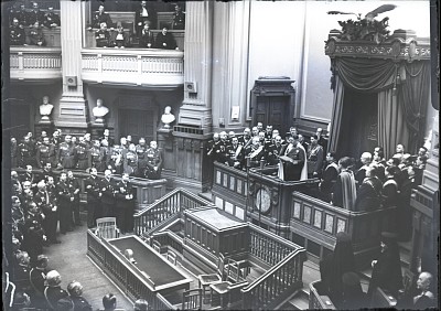 Majestatea Sa, Regele Carol al II-lea, ține un discurs în Parlament la deschiderea sesiunii parlamentare