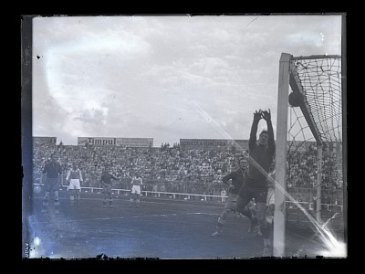 Meci de fotbal dintre Ripensia Timișoara și F.C. Austria Viena pe Stadionul Venus