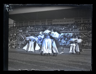 Ansamblu tradițional la o festivitate dedicată Regelui Carol al II-lea pe Stadionul O.N.E.F.