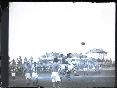 Fază dintr-un meci de fotbal amical între Venus București și F.C. Rapid pe Stadionul Unirea