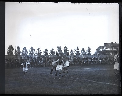 Fază dintr-un meci de fotbal amical între Venus București și F.C. Rapid pe Stadionul Unirea