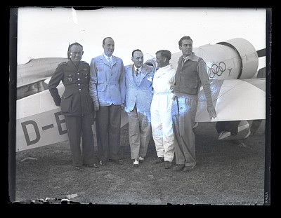 Grup de bărbați și un avion