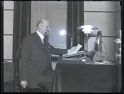 Vasile Sassu la biroul de lucru