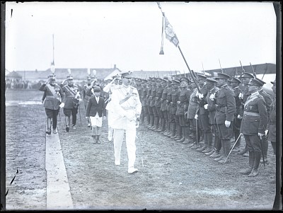 Regele Carol II, inspectând trupele