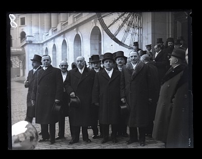 Membrii Parlamentului la Palatul Regal