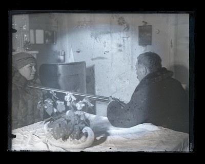 Scenă de interior cu pușcă