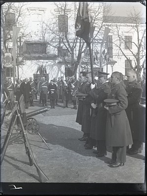 Majestățile Sale la depunerea jurământului ofițerilor