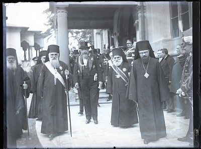 Nicolae Iorga alături de Patriarhul Miron Cristea și Mitropolitul Moldovei