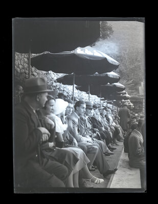 Publicul la concursul hipic de la Brașov, august 1933