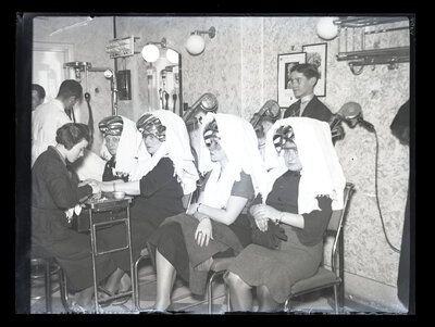 Într-un salon de coafură din București