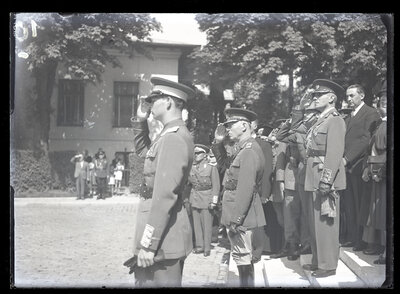 M.S. Regele Mihai I și generalul Ion Antonescu primind defilarea trupelor