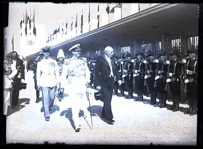 Majestățile Sale, Regele Carol al II-lea și Mare Voievod Mihai, alături de Președintele Republicii Poloneze, Ignacy Moscicki