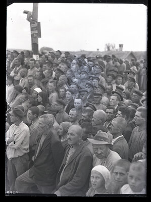 Adunare publică într-o comunitate rurală