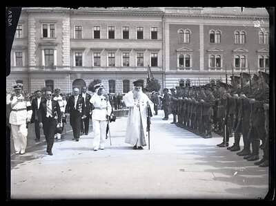 Patriarh Miron Cristea alături de oficialități din Guvern la o ceremonie în Capitală